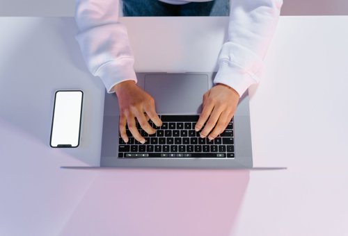 Edge AI vs Cloud AI: Kde se zpracovává AI a jak ovlivní mobil i notebook