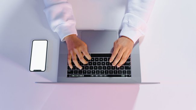 Edge AI vs Cloud AI: Kde se zpracovává AI a jak ovlivní mobil i notebook