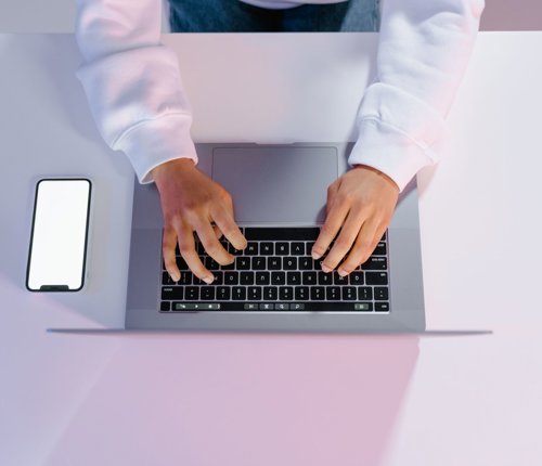 Edge AI vs Cloud AI: Kde se zpracovává AI a jak ovlivní mobil i notebook
