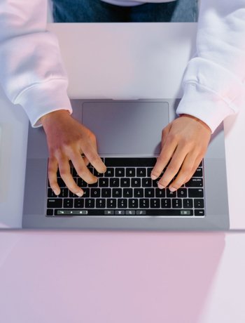 Edge AI vs Cloud AI: Kde se zpracovává AI a jak ovlivní mobil i notebook