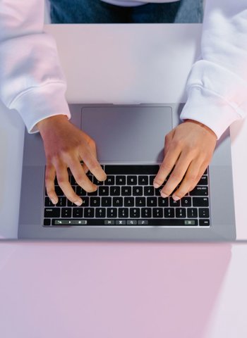 Edge AI vs Cloud AI: Kde se zpracovává AI a jak ovlivní mobil i notebook