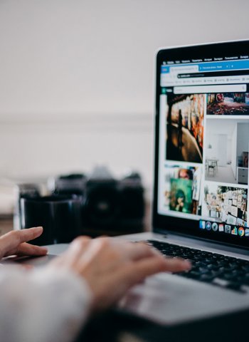 Jak ověřit AI fotku, video nebo text: metadata, vodoznaky a reverzní hledání