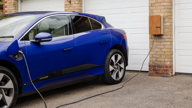 Chytré dobíjení elektromobilu: wallbox, HDO a přebytky z FVE v praxi