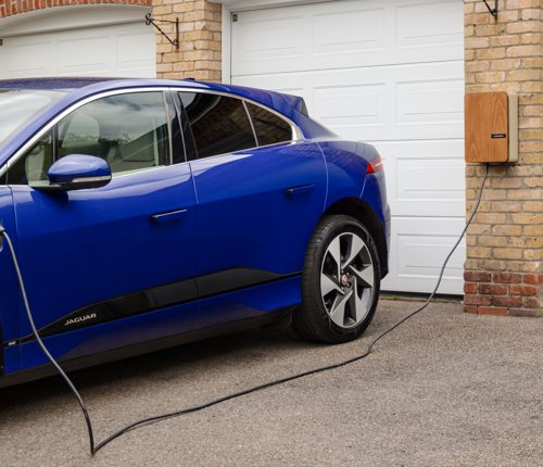 Chytré dobíjení elektromobilu: wallbox, HDO a přebytky z FVE v praxi