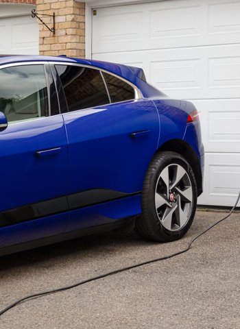 Chytré dobíjení elektromobilu: wallbox, HDO a přebytky z FVE v praxi
