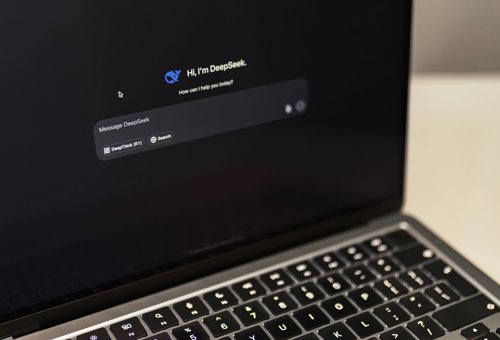 Lokální AI na ultrabooku: Klíčové parametry pro běh modelů bez cloudu