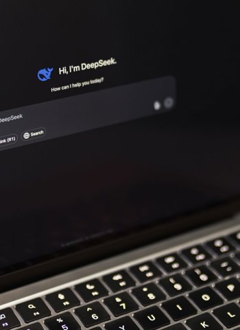 Lokální AI na ultrabooku: Klíčové parametry pro běh modelů bez cloudu