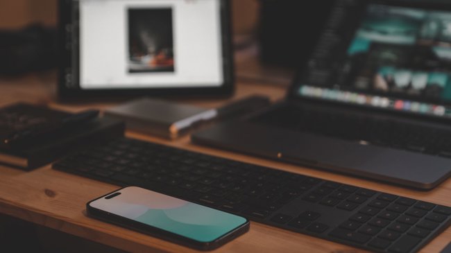 Srovnání lokální AI: mobil se 16GB RAM versus notebook se 64GB paměti