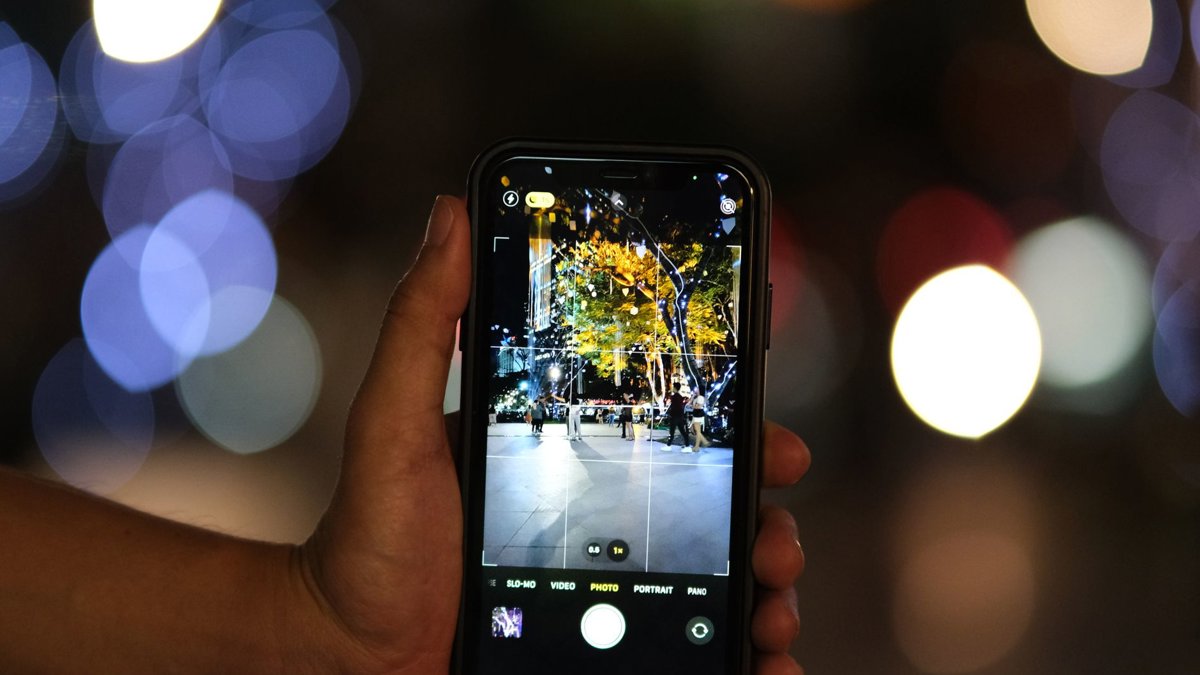 Noční fotografie v telefonu: šest kroků od senzoru k AI výpočtu