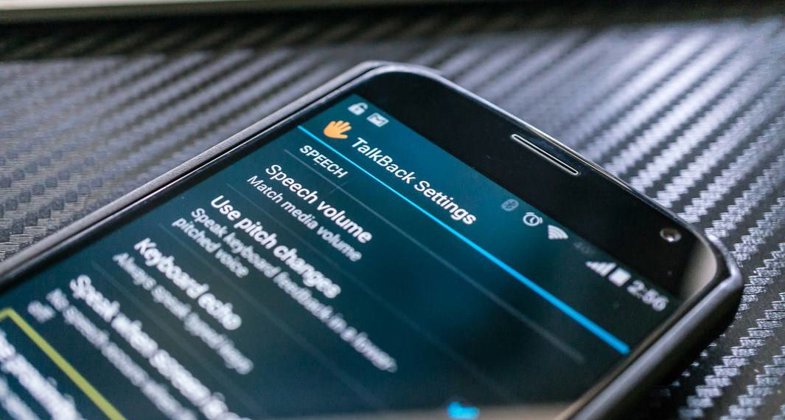 Jak vypnout předčítání displeje v režimu pro slepce TalkBack na Androidu