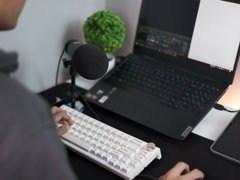 Lokální hlasový asistent bez cloudu: český řetěz od probuzení po syntézu
