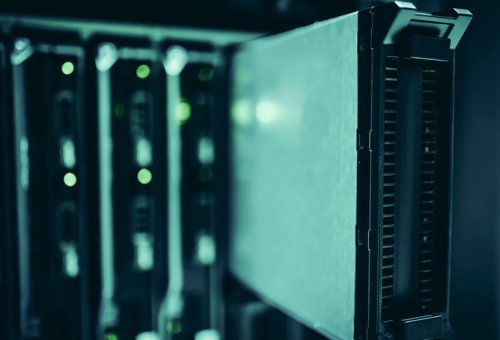 Cloudová AI vs. lokální model: jak spočítat náklady na tokeny, elektřinu a hardware