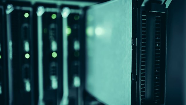 Cloudová AI vs. lokální model: jak spočítat náklady na tokeny, elektřinu a hardware